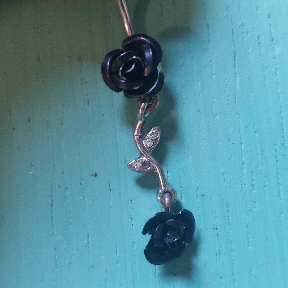 Black Roses Dangle Belly Button Ring - Picture 2 of 2